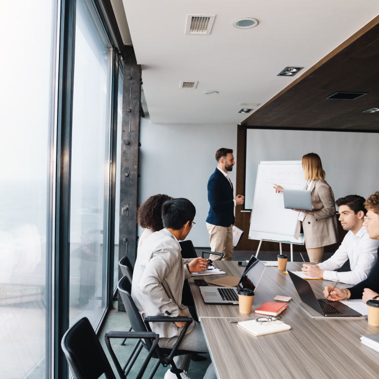 Ventanas termoacusticas para oficinas, reunión de negocios oficina con ventanas grandes