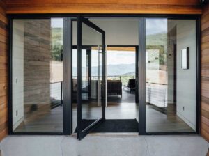 Puerta batiente entrada hogar con vista interior