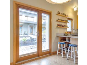 Puerta batiente hogar comedor con vista exterior hacia otras zonas comunes