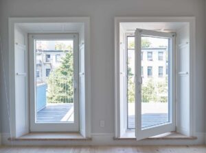 Puerta batiente hogar con vista exterior hacia otras casas