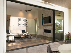 Puertas apilables hogar sala con vista al interior