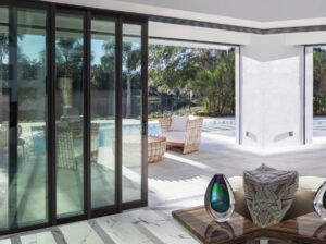 Puertas apilables hogar campestre con vista hacia hacia la piscina