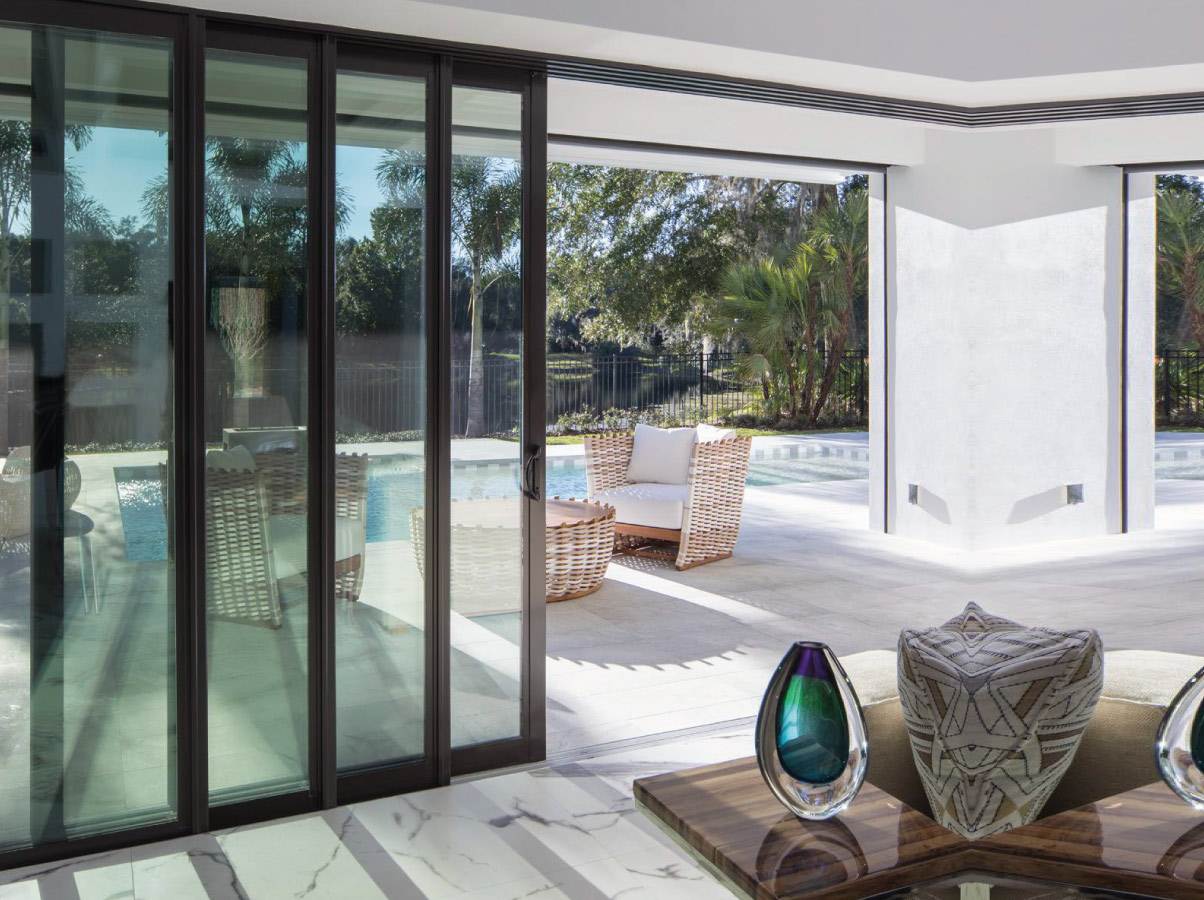 Puertas apilables hogar campestre con vista hacia hacia la piscina