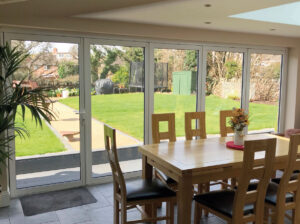 puertas paneles independientes hogar con vista exterior