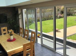 puertas paneles independientes hogar con vista exterior