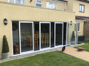 puertas paneles independientes hogar con vista al interior