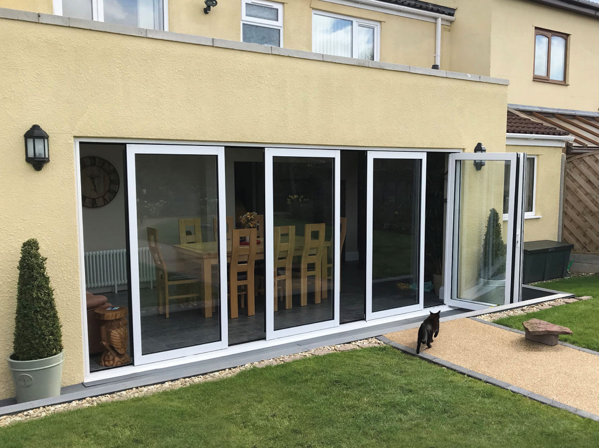 puertas paneles independientes hogar con vista al interior