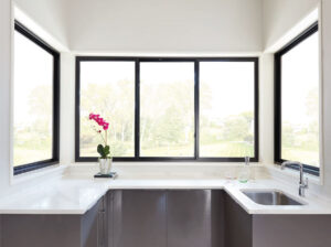 Ventana Oscilobatiente cocina con vista al exterior