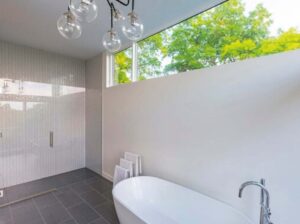 Ventana fija baño minimalista