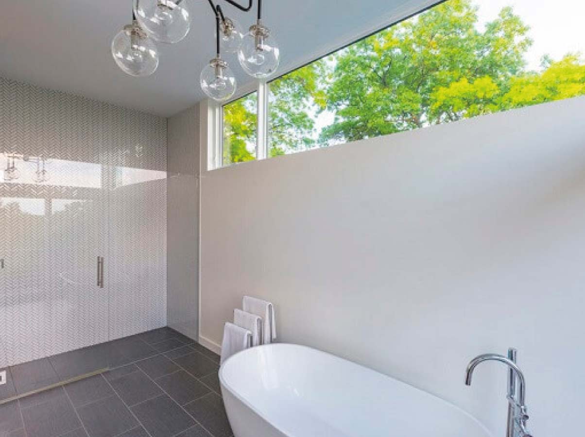 Ventana fija baño minimalista