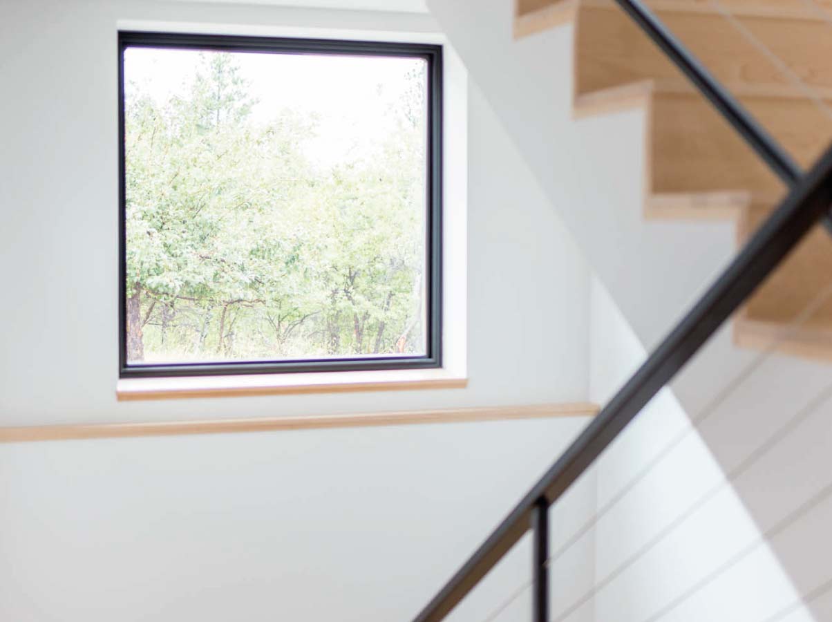 Ventana fija escaleras minimalista