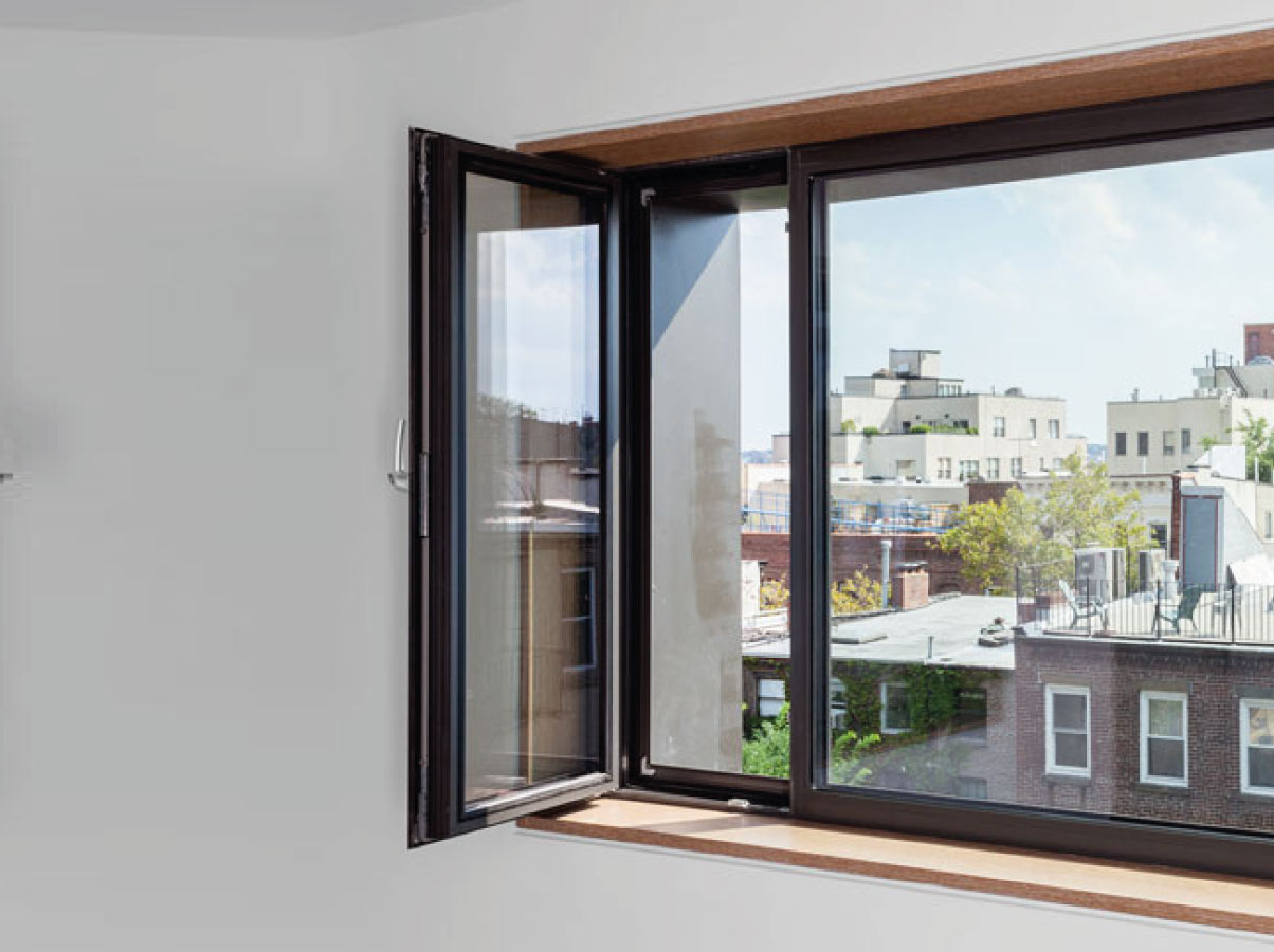 Ventana Oscilobatiente hogar con vista al exterior