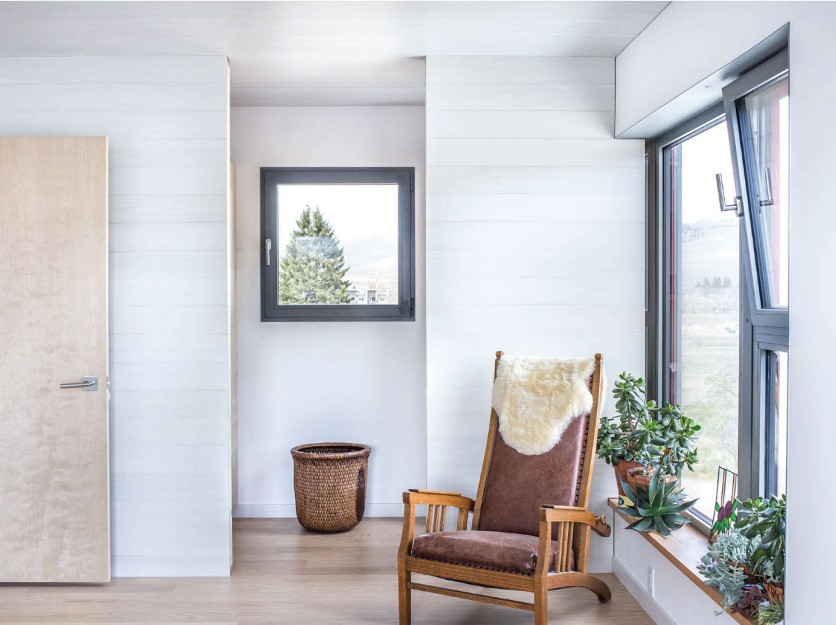 Ventana Oscilobatiente sala con silla y espejo