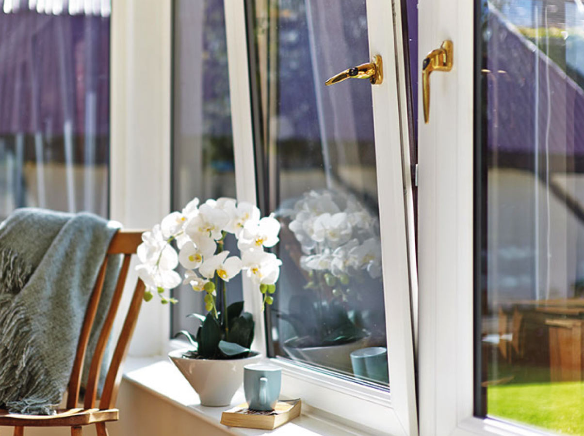 Ventana Oscilobatiente hogar, ventana con hermoso florero y silla