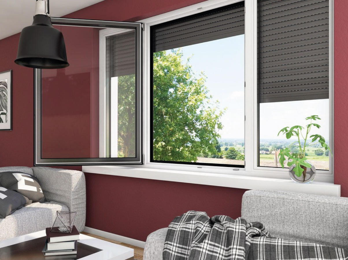 Sala roja con ventana practicable abierta y sillones grises
