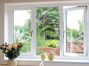 Ventana practicable hogar sala con vista al patio