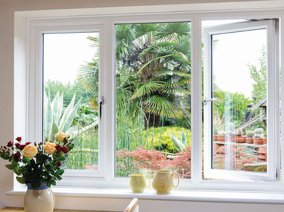 Ventana practicable hogar sala con vista al patio