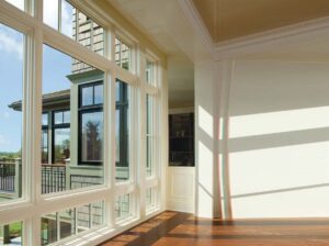 Ventana fija sala minimalista con vista al exterior
