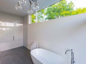 Ventana fija baño minimalista