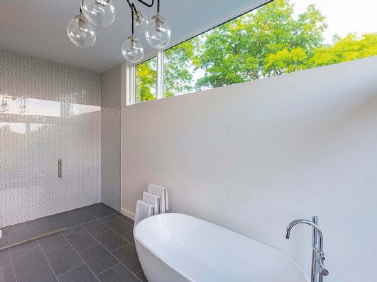 Ventana fija baño minimalista