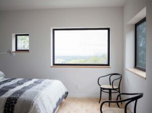 Ventana fija cuarto con bastante luz minimalista