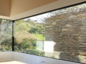 ventana esquinera hogar con hermosa vista al exterior