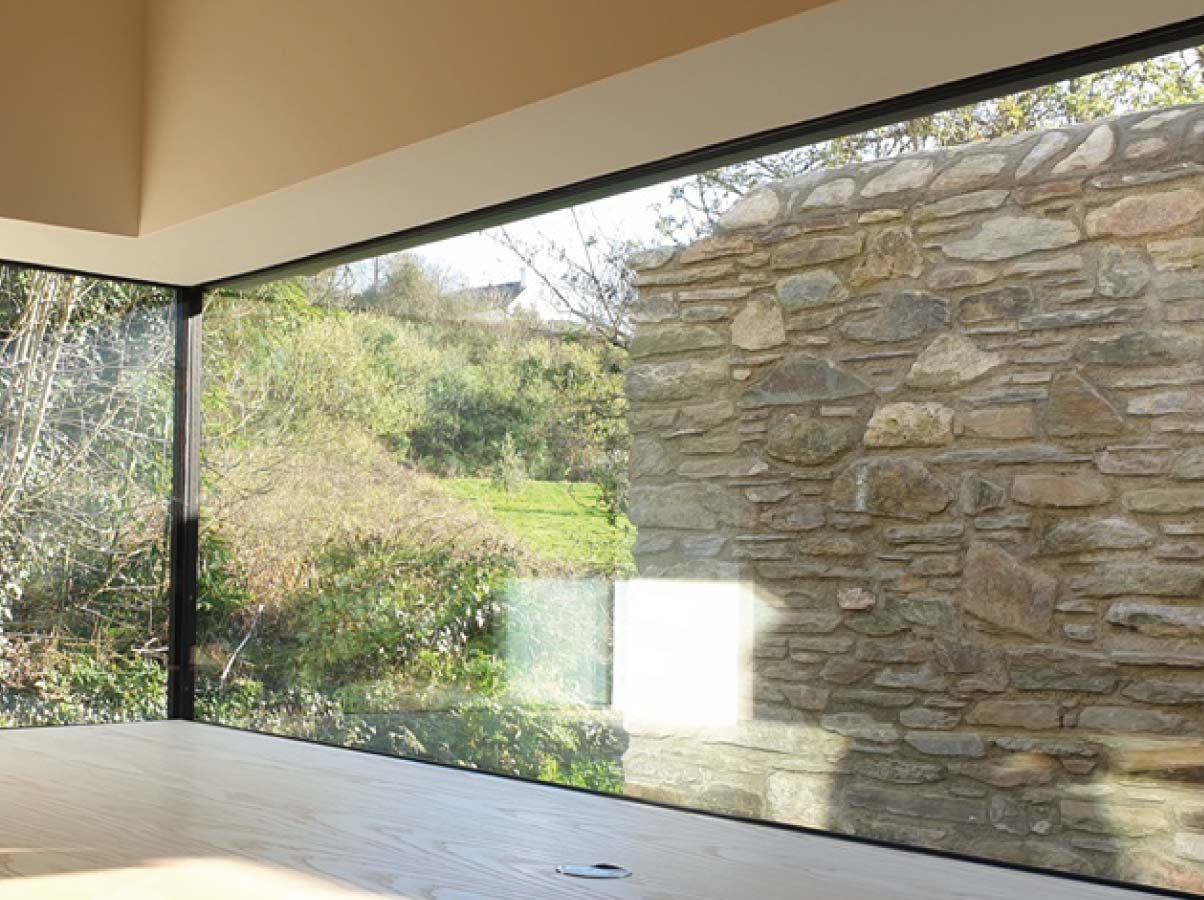 ventana esquinera hogar con hermosa vista al exterior