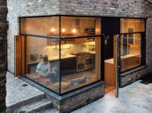 ventana esquinera hogar con hermosa vista al interior cocina