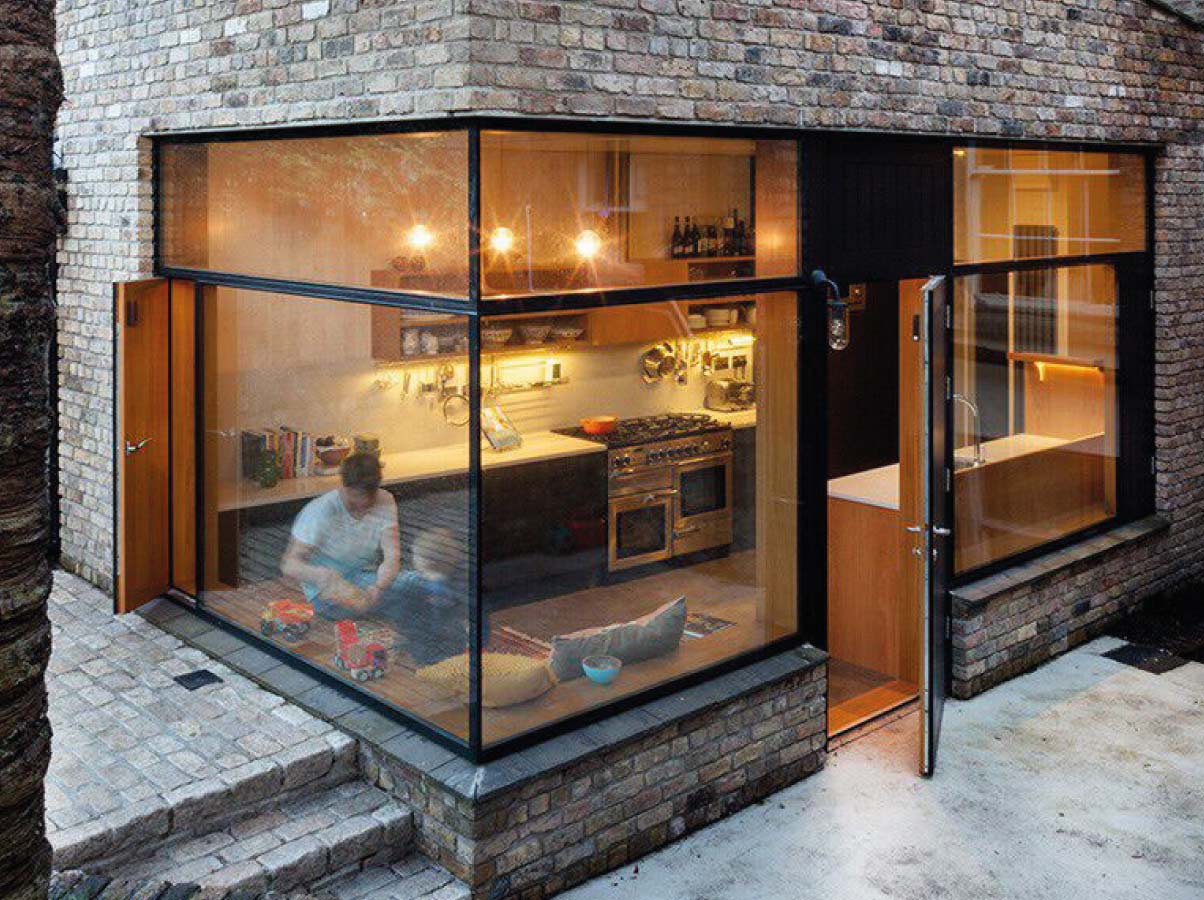 ventana esquinera hogar con hermosa vista al interior cocina