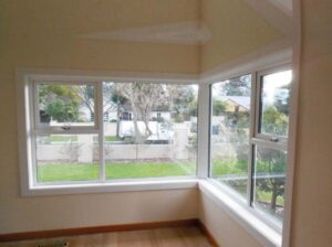 ventana esquinera hogar con hermosa vista al exterior patio