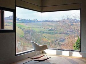 ventana esquinera con hermosa vista el exterior con bello paisaje al campo